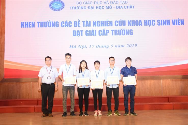 GS.TS Trần Thanh Hải - Hiệu trưởng Trường ĐH Mỏ - Địa chất khen thưởng các đề tài NCKH sinh viên đạt giải cấp trường.