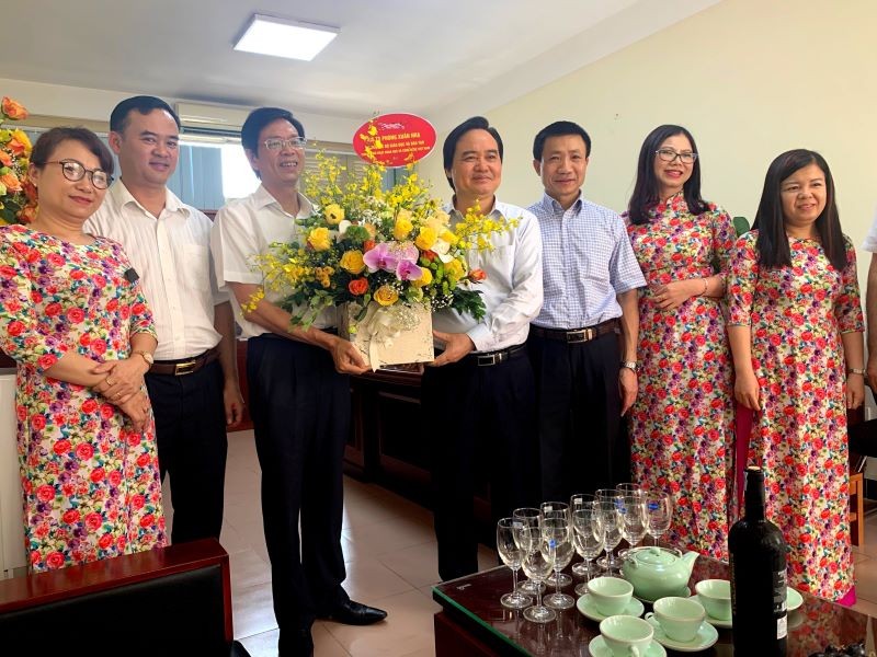 Bộ trưởng Bộ GD&ĐT Phùng Xuân Nhạ đã gặp gỡ và chúc mừng cán bộ công chức Vụ Khoa học, Công nghệ và Môi trường. 