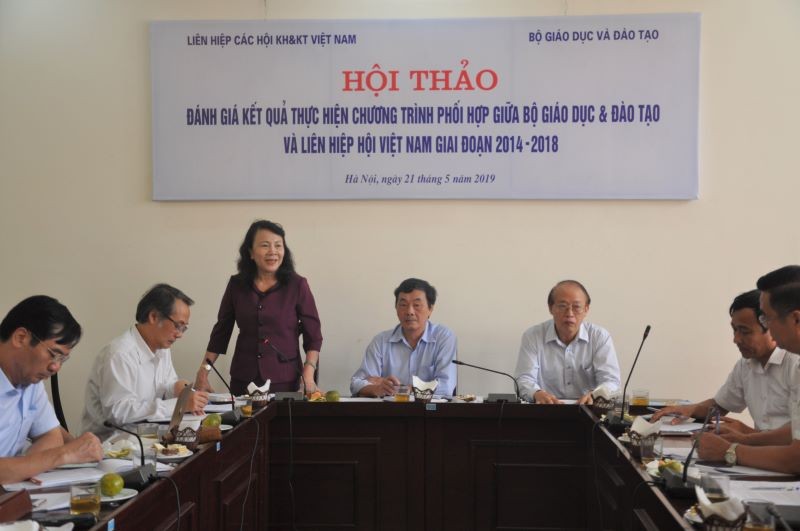 Thứ trưởng Bộ GD&ĐT  Nguyễn Thị Nghĩa phát biểu tại hội thảo