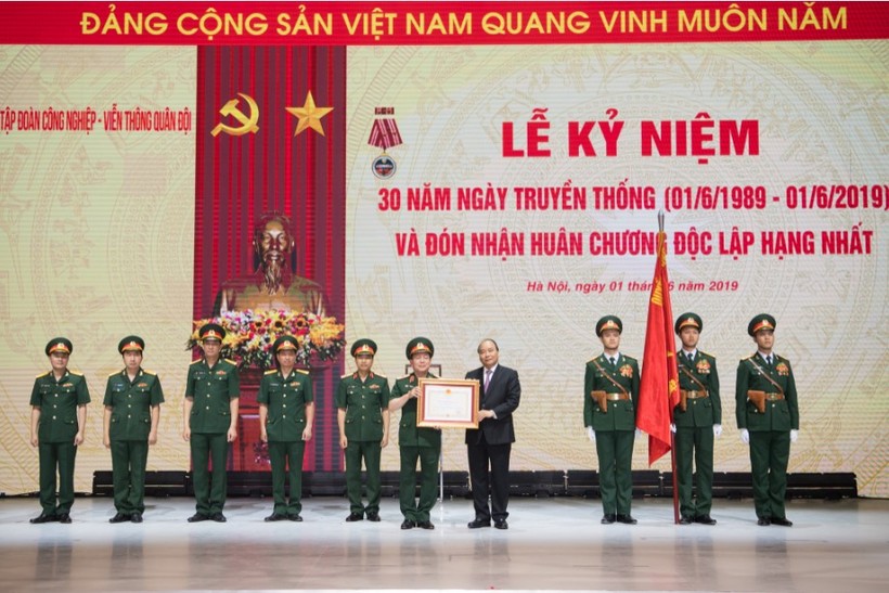 Thủ tướng Chính phủ Nguyễn Xuân Phúc trao Huân chương Độc lập hạng nhất cho Tập đoàn Công nghiệp - Viễn thông Quân đội