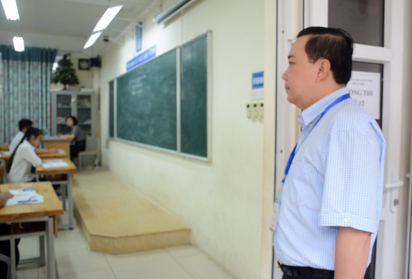  Giám đốc Sở GD&ĐT Hà Nội Chử Xuân Dũng kiểm tra công tác tổ chức thi vào lớp 10 tại điểm thi Trường THCS Phan Chu Trinh 