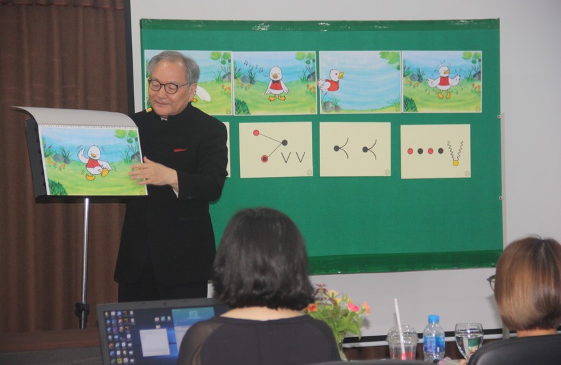 Giáo sư Kim Sung Kyun đã trực tiếp chia sẻ phương pháp, triết lý của chương trình Happy Music. 