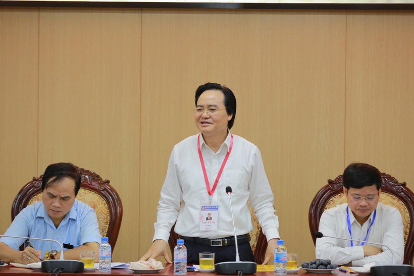 Bộ trưởng Bộ GD&ĐT Phùng Xuân Nhạ làm việc tại huyện Hoài Đức (Hà Nội) về Kỳ thi THPT quốc gia năm 2019.  Ảnh: Xuân Phú