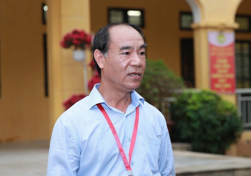 Ông Nguyễn Huy Bằng - Chánh Thanh tra Bộ GD&ĐT trả lời báo chí sáng 24/6, tại Trường THCS An Khánh (Hoài Đức, Hà Nội). Ảnh: Xuân Phú