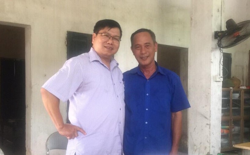 TS Trần Quang Yên (trái ảnh) và bác Việt - bảo vệ Trường THPT Giao Thuy (Nam Định) tại điểm thi.