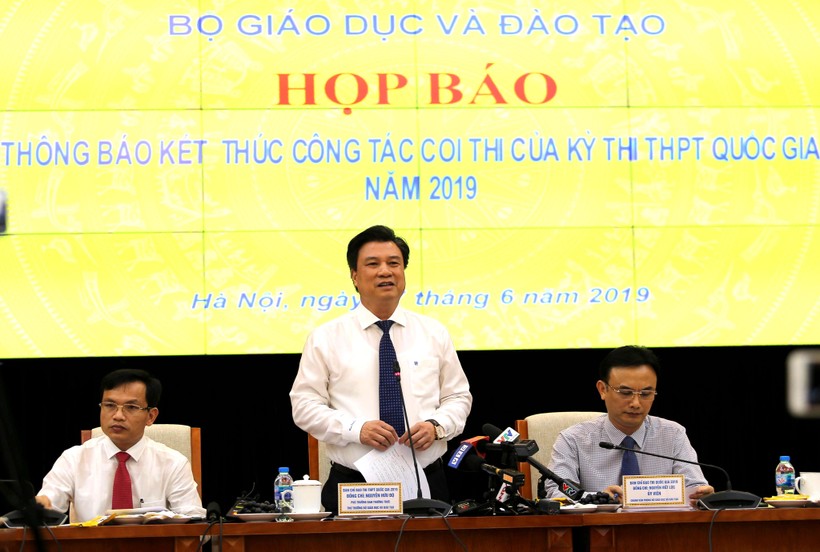Thứ trưởng Bộ GD&ĐT Nguyễn Hữu Độ phát biểu tại họp báo