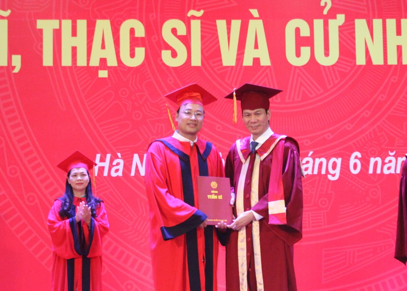 GS Nguyễn Quý Thanh trao bằng cho các tân tiến sĩ