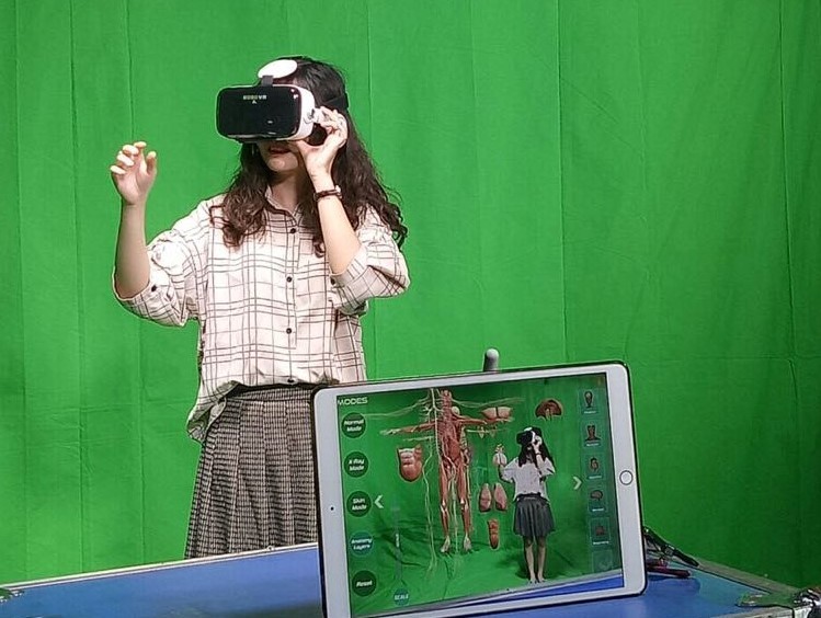 Sinh viên Trường ĐH Giáo dục sử dụng bảng tương tác, kính VR trong dạy học, thiết kế bài giảng