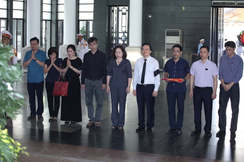 Bộ trưởng Phùng Xuân Nhạ cùng đoàn Bộ GD&ĐT tới tiễn đưa GS Hoàng Tụy.