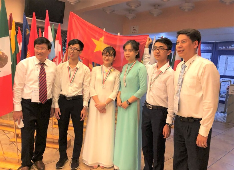 Hoàng Thị Huyền Trang (nữ áo trắng) nhận huy chương đồng tại IBO lần thứ 30.
