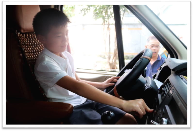 Học sinh trường Tiểu học Song ngữ Brendon học kỹ năng thoát hiểm trên xe ô tô