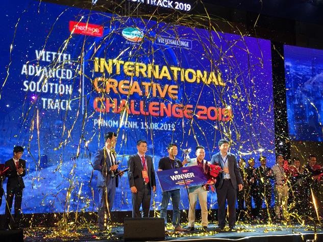 Ông Cao Anh Sơn, Tổng Giám đốc Viettel Telecom - Trưởng ban Tổ chức cuộc thi trao giải thưởng cho đội đoạt giải Nhất VVN AI (Việt Nam).