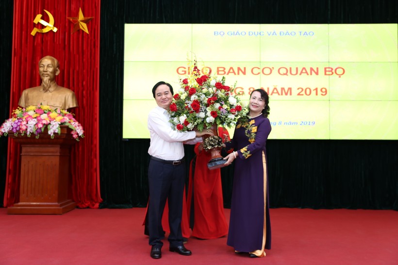 Bộ trưởng Bộ GD&ĐT Phùng Xuân Nhạ tặng hoa Thứ trưởng Nguyễn Thị Nghĩa trong lễ chia tay