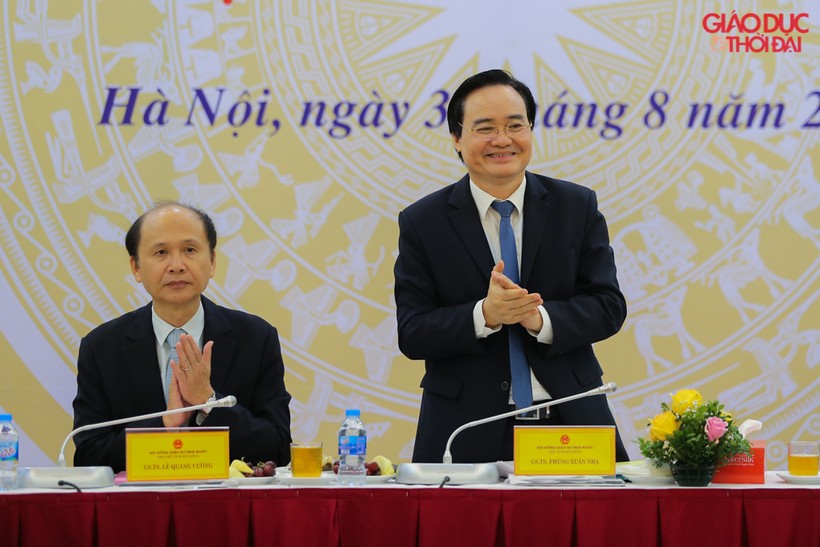 Bộ trưởng Bộ GD&ĐT Phùng Xuân Nhạ chủ trì phiên họp.