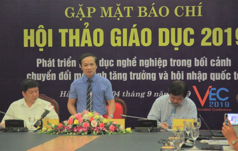 Ông Phạm Tất Thắng – Phó Chủ nhiệm Ủy ban Văn hóa, Giáo dục, Thanh niên, Thiếu niên và Nhi đồng Quốc hội phát biểu tại họp báo.