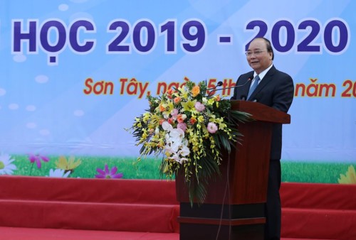 Thủ tướng Chính phủ Nguyễn Xuân Phúc phát biểu trong lễ khai giảng năm học mới tại Trường THPT Sơn Tây. Ảnh: Xuân Phú