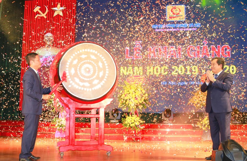 Bộ trưởng Bộ Công thương Trần Tuấn Anh đánh trống khai giảng năm học mới tại Trường ĐH Công nghiệp Hà Nội.