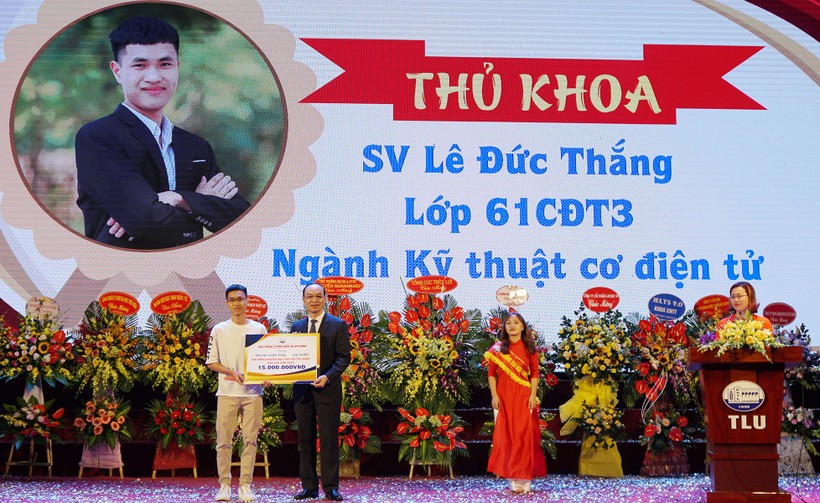 GS.TS Trịnh Minh Thụ trao học bổng cho thủ khoa đầu vào năm học 2019-2020.