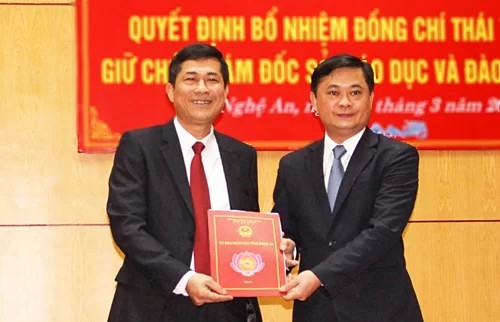 Ông Thái Văn Thành (trái ảnh) nhận quyết định bổ nhiệm chức vụ Giám đốc Sở GD&ĐT Nghệ An. Đây là giám đốc Sở GD&ĐT đầu tiên có học hàm giáo sư. Ảnh: Báo Nghệ An.