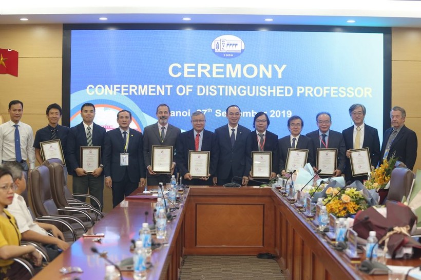 GS Trịnh Minh Thụ - Hiệu trưởng Trường ĐH Thủy Lợi trao chứng nhận tham gia APAC 2019 cho 8 giáo sư.
