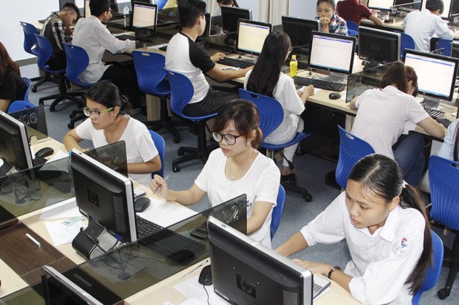 Thí sinh thi trên máy tính trong kỳ thi đánh giá năng lực của ĐHQG Hà Nội.