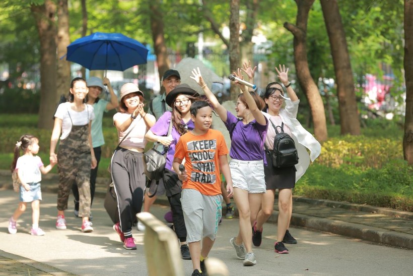 Phụ huynh, học sinh và giáo viên, nhân viên trường Olympia đi bộ vì môi trường tại Công viên Cầu Giấy, Hà Nội.
