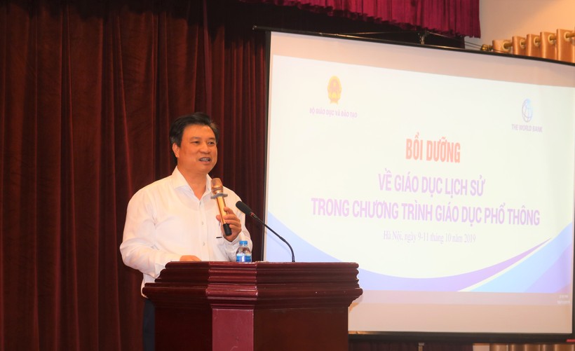 Thứ trưởng Bộ GD&ĐT Nguyễn Hữu Độ phát biểu tại buổi tổng kết khóa bồi dưỡng.