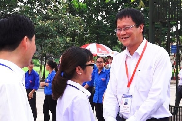 Thứ trưởng Lê Hải An động viên thí sinh bước vào Kỳ thi THPT quốc gia.