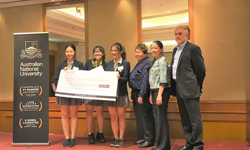 nhóm học sinh THPT Olympia đạt giải nhất cuộc thi Phân tích tài chính kinh doanh do Đại học Quốc gia Úc tổ chức.