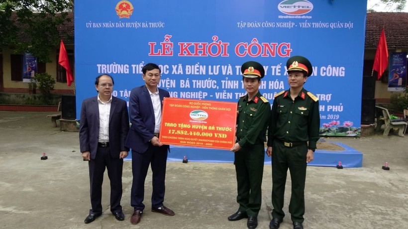 Đại diện Tập đoàn Công nghiệp-Viễn thông Quân đội Viettel trao tài trợ giai đoạn 2019-2020 cho lãnh đạo huyện Bá Thước.