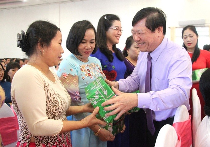 Ông Trần Văn Rón, Bí thư Tỉnh ủy, Trưởng Đoàn ĐBQH tỉnh Vĩnh Long trao quà cho giáo viên đạt danh hiệu "Viên phấn vàng".