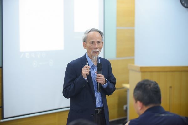 PGS.TS Hồ Sĩ Đàm, chủ biên chương trình môn Tin học năm 2018 phát biểu tại hội thảo.