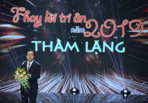 Bộ trưởng Bộ GD&ĐT Phùng Xuân Nhạ phát biểu trong chương trình "Thay lời tri ân" năm 2019.