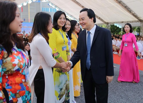 Bộ trưởng Phùng Xuân Nhạ chúc mừng các thầy cô Trường THPT Sơn Tây trong ngày khai giảng năm học mới 2019-2020.