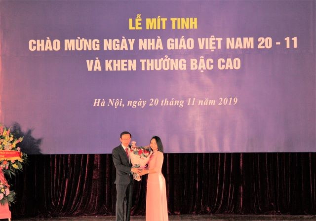 GS Nguyễn Văn Minh nhận bó hoa tươi thắm từ học trò tại lễ kỷ niệm 37 năm ngày Nhà giáo Việt Nam.
