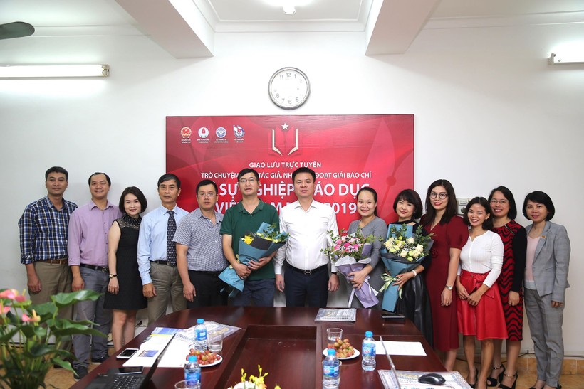 Đồng chí Tổng biên tập Báo GD&TĐ Triệu Ngọc Lâm (áo trắng) và phóng viên, biên tập viên có mặt tại buổi giao lưu đã dành tặng những bó hoa tươi thắm cho các tác giả đạt giải báo chí "Vì sự nghiệp giáo dục Việt Nam"   