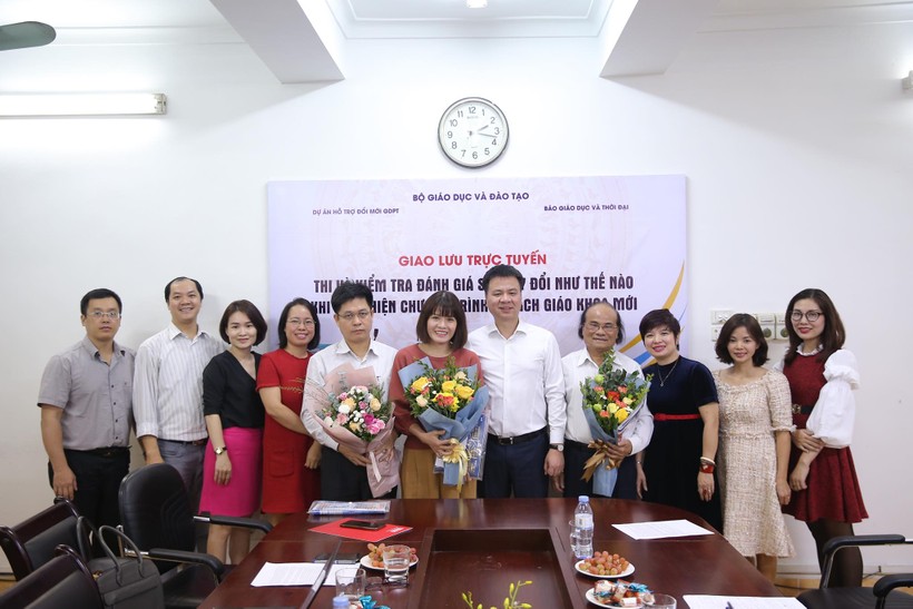 Mở đầu cuộc giao lưu trực tuyến, ông Triệu Ngọc Lâm - Tổng biên tập Báo Giáo dục&Thời đại (áo trắng, giữa) tặng hoa cảm ơn các vị khách mời đã tham gia. 