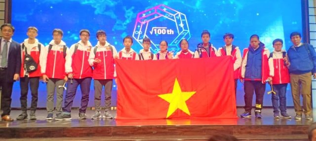 Đoàn học sinh Trường THCS Giảng Võ (Ba Đình) và cán bộ dẫn đoàn tại WMTC 2019.
