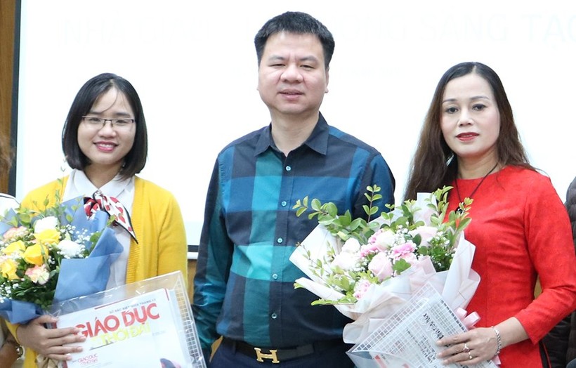 Ông Triệu Ngọc Lâm - TBT Báo GD&TĐ tặng hoa cho cô Nguyễn Kim Anh (áo đỏ) và cô Dương Thị Thu Hà.