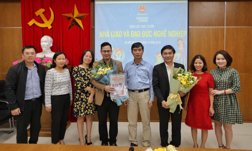 PGS.TS Trần Thành Nam (thứ tư từ trái sang),  thầy  Nguyễn Quý Xuân (thứ ba từ phải sang) cùng đại diện lãnh đạo và các biên tập viên Báo GD&TĐ tại buổi Giao lưu trực tuyến. Ảnh: Thế Đại.