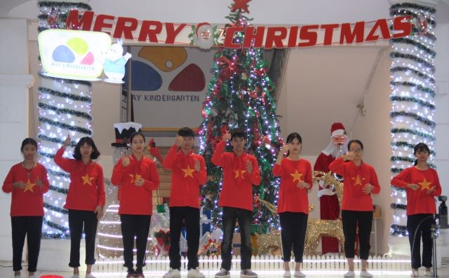 Tiết mục hát ngôn ngữ kí hiệu của học sinh Trường Chuyên biệt Bình Minh.