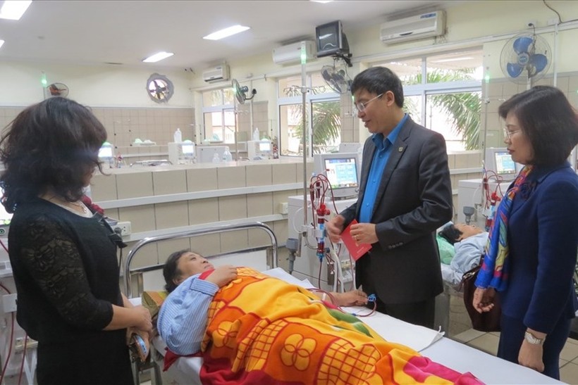 Ông Vũ Minh Đức - Chủ tịch CĐGD Việt Nam ân cần thăm hỏi sức khỏe và tặng quà cho bệnh nhân Trương Thị Thu - giáo viên Trường Tiểu học Trung Sơn (Lương Sơn, Hòa Bình) đang điều trị tại Bệnh viện Bạch Mai. Ảnh: CĐ