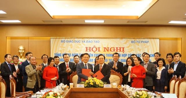 Bộ trưởng Bộ GD&ĐT Phùng Xuân Nhạ và Bộ trưởng Bộ Tư pháp Lê Thành Long đại diện 2 Bộ kí kết chương trình phối hợp.