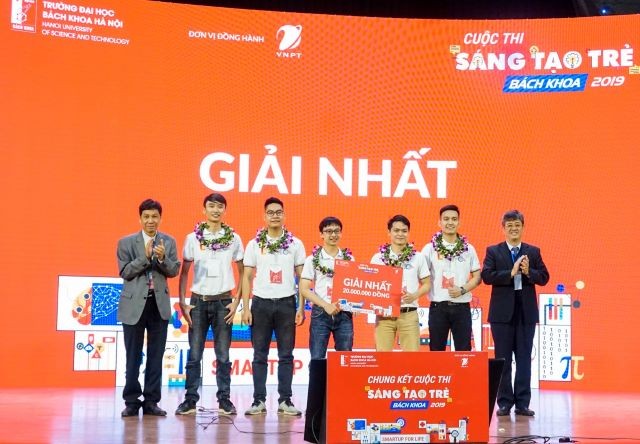 Đội giành giải Nhất Sáng tạo trẻ Bách khoa 2019.