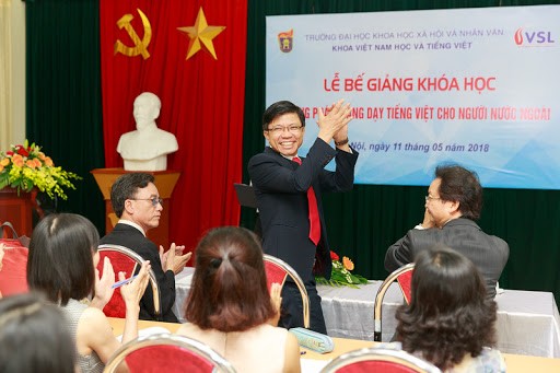 Thi “Biên soạn sách, tài liệu dạy và học tiếng Việt cho người Việt Nam ở nước ngoài”