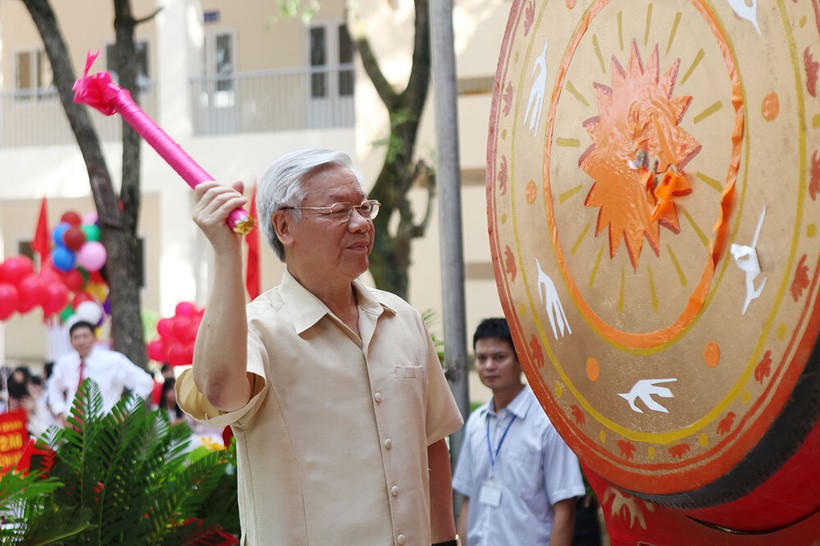 Tổng Bí thư, Chủ tịch nước Nguyễn Phú Trọng dự lễ khai giảng Trường THPT Nguyễn Gia Thiều ngày 4/9/2014.