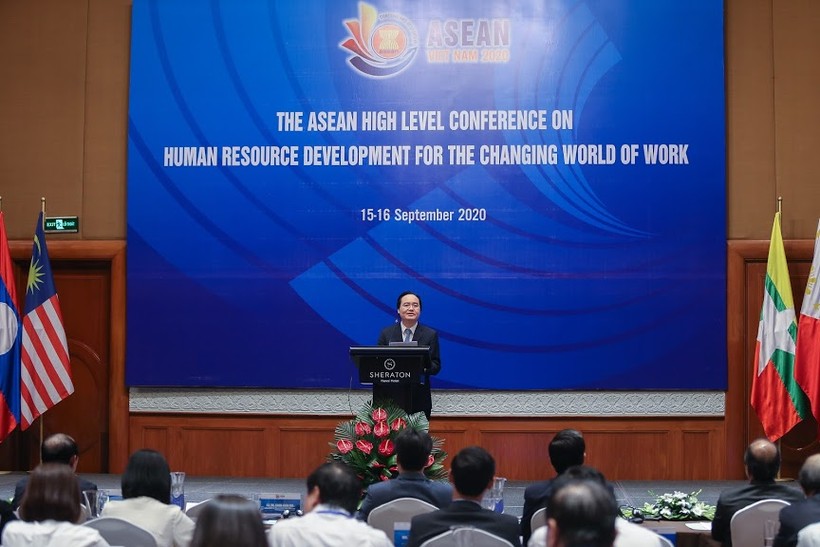 Bộ trưởng Bộ GD&ĐT Phùng Xuân Nhạ phát biểu tại hội nghị cấp Bộ trưởng Lao động và Giáo dục ASEAN về phát triển nguồn nhân lực cho thế giới công việc đang đổi thay.