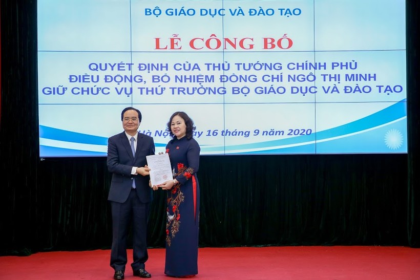 Bộ trưởng Bộ GD&ĐT Phùng Xuân Nhạ thừa ủy quyền Thủ tướng Chính phủ trao Quyết định cho tân Thứ trưởng Ngô Thị Minh.