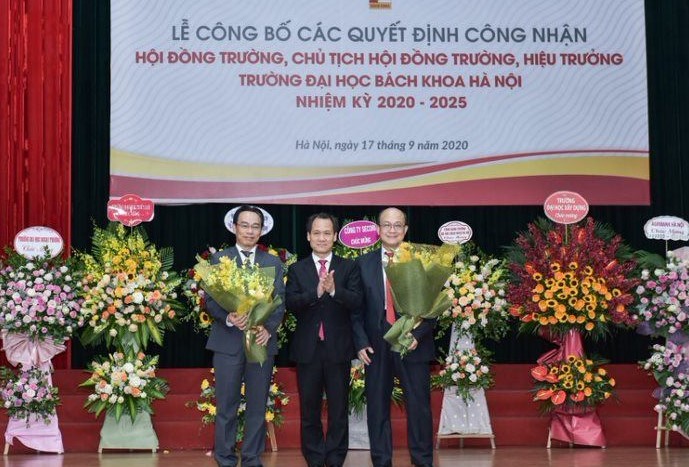 PGS Huỳnh Quyết Thắng, PGS Hoàng Minh Sơn (phải và trái ảnh) tại buổi lễ.