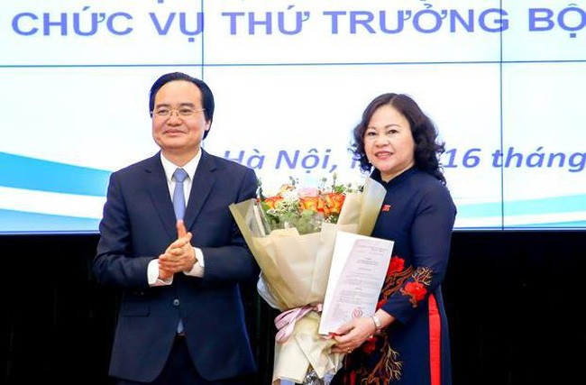 Bộ trưởng Bộ GD&ĐT Phùng Xuân Nhạ trao quyết định và chúc mừng tân Thứ trưởng Ngô Thị Minh.